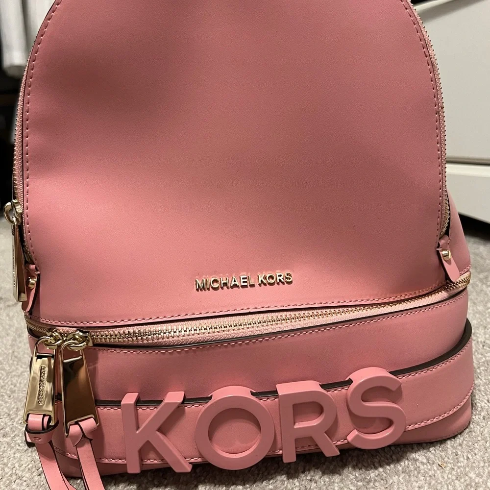 BRAND NEW MK RHEA ZIP IN ~CARNATION~ 🩷 - Picture 5 of 13